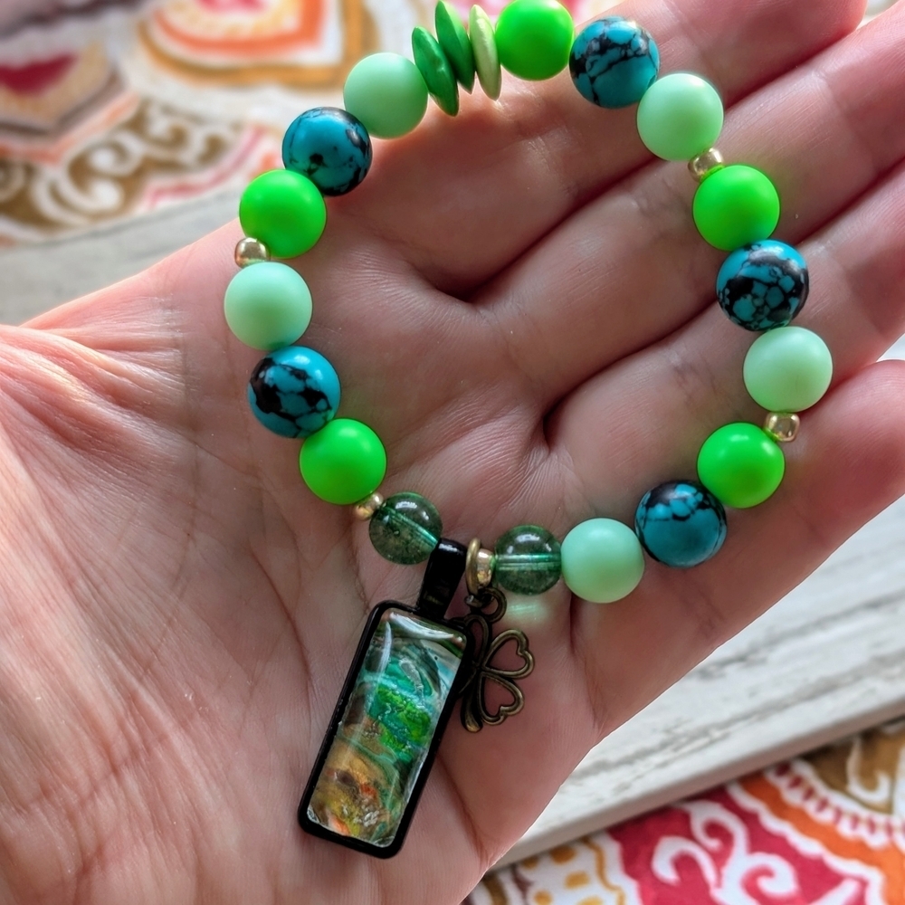 St. Patrick's Day beaded stretch bracelet with pendant - Picture 2 of 6